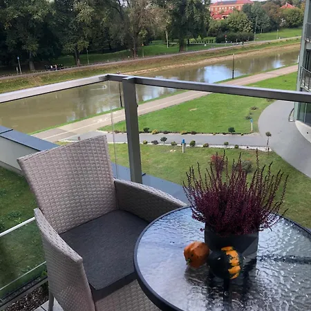 Capital Towers - Glamour W Centrum Miasta Z Widokiem Na Rzeke I Park رشيشوف